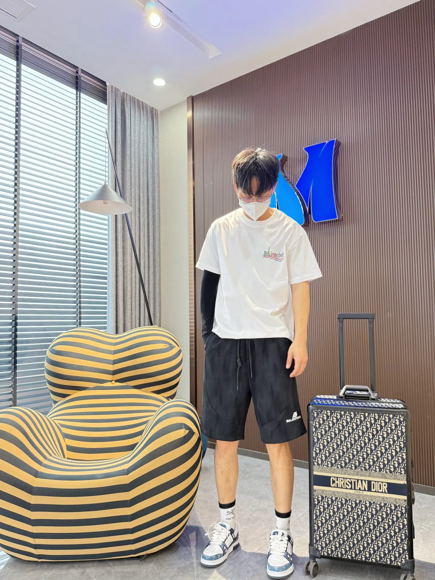 Balenciaga's three-standard complete 2026 summer New Arrival men's casual shorts, advanced custom-made Breathable fabric, Breathable fabric, extremely stretchy and comfortable, impeccable details, top-grade accessories, original logo design concept, delicate and soft feel! The upper body fit is awesome! Size: M-XXXL Please state your height and weight when ordering